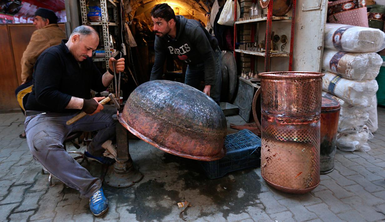 FOTO Potret Penjual Barang  Antik di Pasar Loak Baghdad 