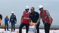 Menteri Perdagangan Zulkifli Hasan saat menerima beras impor di Pelabuhan Tanjung Priok, Jumat (16/12/2022).