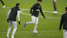 Gelandang Atletico Madrid, Joao Felix (tengah) mengontrol bola saat mengikuti sesi latihan tim di Moskow, Rusia, Senin (2/11/2020). Atletico Madrid akan bertanding melawan Lokomotiv Moscow pada grup A Liga Champions di Stadion RZD Arena. (Yuri Kochetkov/Pool via AP)