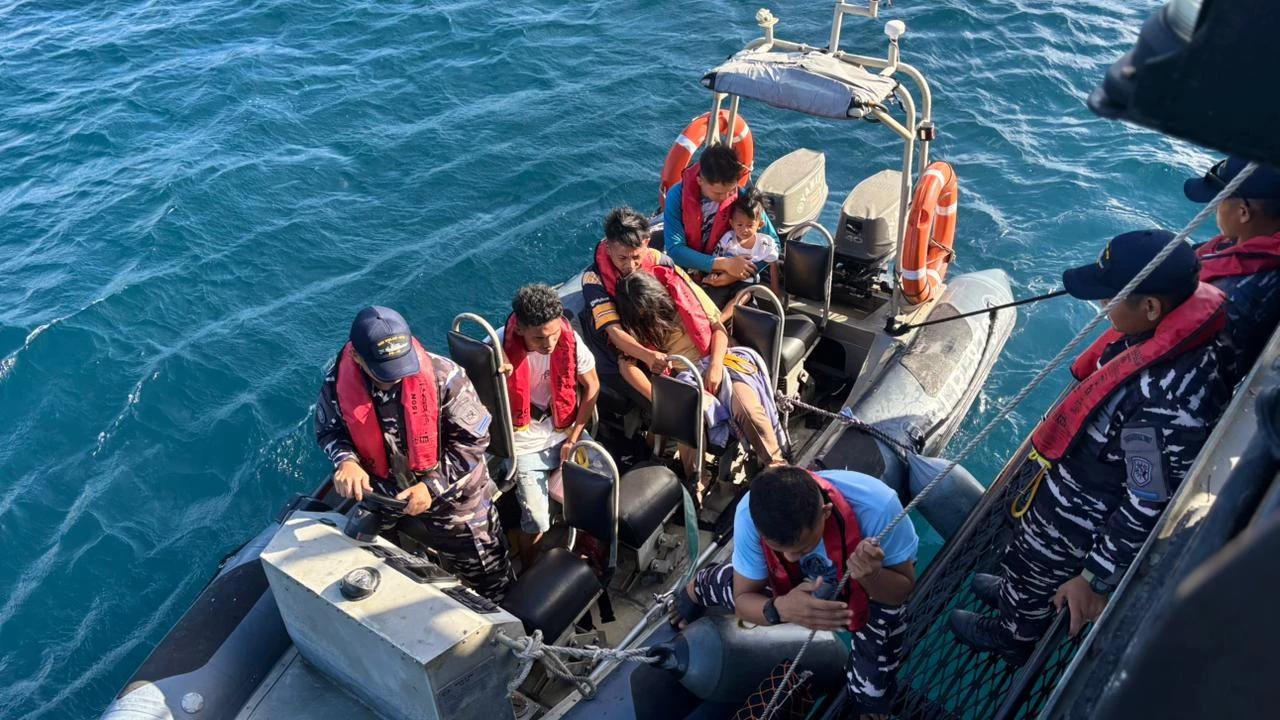 Detik-Detik Penyelamatan di Laut Minahasa, KRI Selar-879 TNI AL Evakuasi Seluruh Korban KM Alisa Tanpa Korban Jiwa