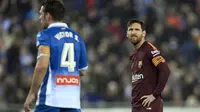 Eskpresi pemain Barcelona, Lionel Messi setelah gagal mencetak gol lewat penalti saat melawan Espanyol pada laga Copa Del Rey di RCDE Stadium, Cornella de Llobregat, (17/1/2018). Barcelona kalah 0-1. (AFP/Josep Lago)