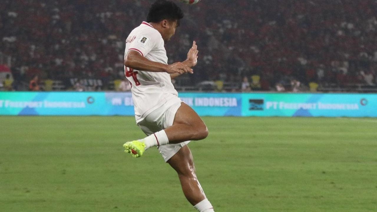 Setelah mencetak gol kedua, penampilan Timnas Indonesia terus mendominasi dan hampir mencetak gol ketiga melalui sundulan Jay Idzes di menit ke-71. Foto: Liputan6.com / Herman Zakharia<br>