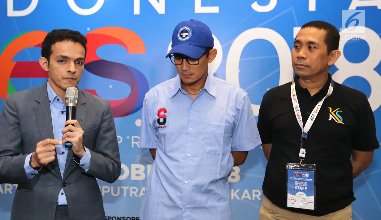 CEO Indonesia Medical, Gamal Albinsaid (kiri) memberikan keterangan pers  pada acara Indonesia Young Entrepreneur Summit 2018 di Ciputra Artpreneur World, Jakarta, Minggu (28/10). (Liputan6.com/Fery Pradolo)