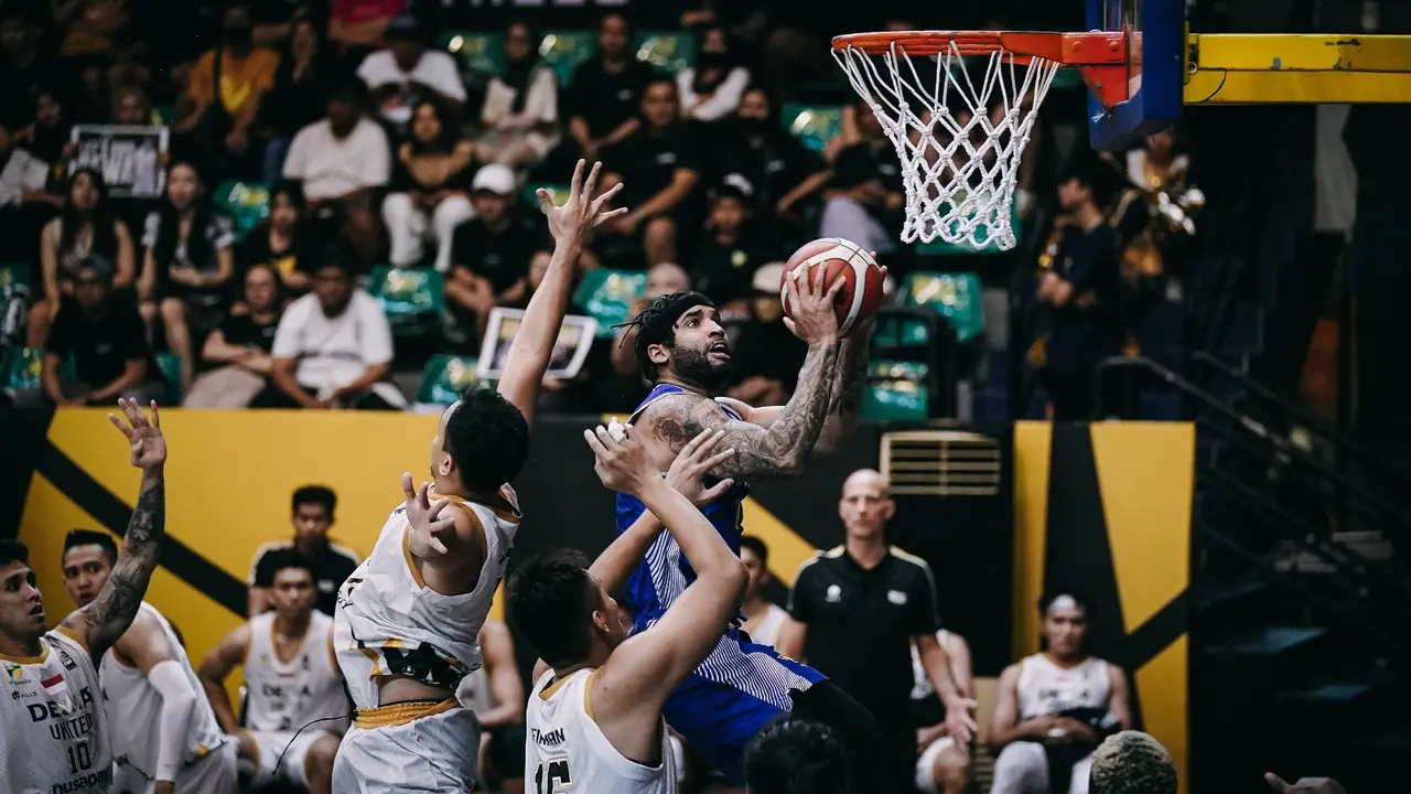 Brandone Francis menerobos pertahanan Dewa United di game pertama semifinal IBL 2023