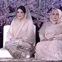 Melihat suasana pengajian Via Vallen sebelum menikah dengan gaun berwarna nude (tangkapan layar Vidio.com)