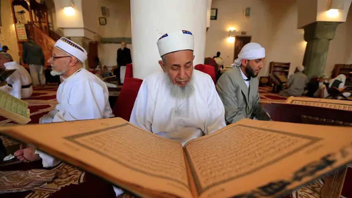 Unik, Tadarus dengan Al-Quran Berukuran Besar di Yaman