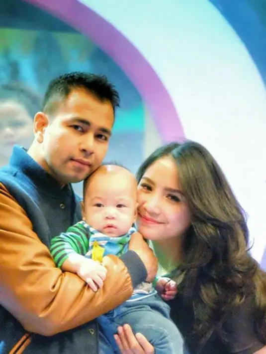 Kedekatan Raffi Ahmad dan Nagita Slavina bersama sang buah hati, Rafathar.  (viainstagram@raffinagita1717/Bintang.com)
