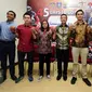 Menpora, Imam Nahrawi (tengah) berfoto bersama para kroser usai meresmikan hitung mundur ajang MXGP 2017 di Jakarta, Rabu (18/1). Ajang MXGP 2017 akan digelar di kota Pangkal Pinang, 4-5 Maret mendatang. (Liputan6.com/Helmi Fithriansyah)