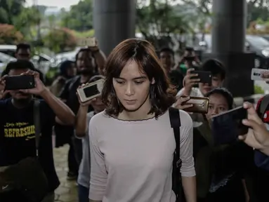 Model yang juga artis, Renata Kusmanto bergegas memasuki Kejaksaan Negeri Jakarta Selatan, Kamis (19/4). Dengan mobil terpisah, Renata mendampingi suaminya, Fachri Albar yang hari ini kasus narkobanya dilimpahkan ke Kejari. (Liputan6.com/Faizal Fanani)
