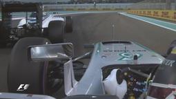Pebalap Mercedes, Lewis Hamilton, sempat terhalang mobil Felipe Massa saat kualifikasi F1 GP Abu Dhabi di Sirkuit Yas Marina, Sabtu (26/11/2016). (Bola.com/Twitter/F1)