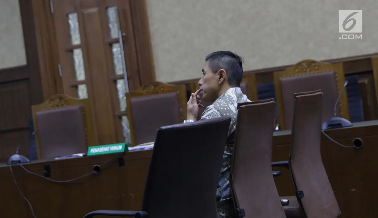 Pimpinan Tjokro Group, Kurniawan Eddy Tjokro bersiap menjalani sidang pembacaan dakwaan di Pengadilan Tipikor, Jakarta, Rabu (12/6/2019). Kenneth Sutardja didakwa dalam kasus dugaan suap kepada Direktur PT Krakatau Steel, Wisnu Kuncoro. (Liputan6.com/Helmi Fithriansyah)