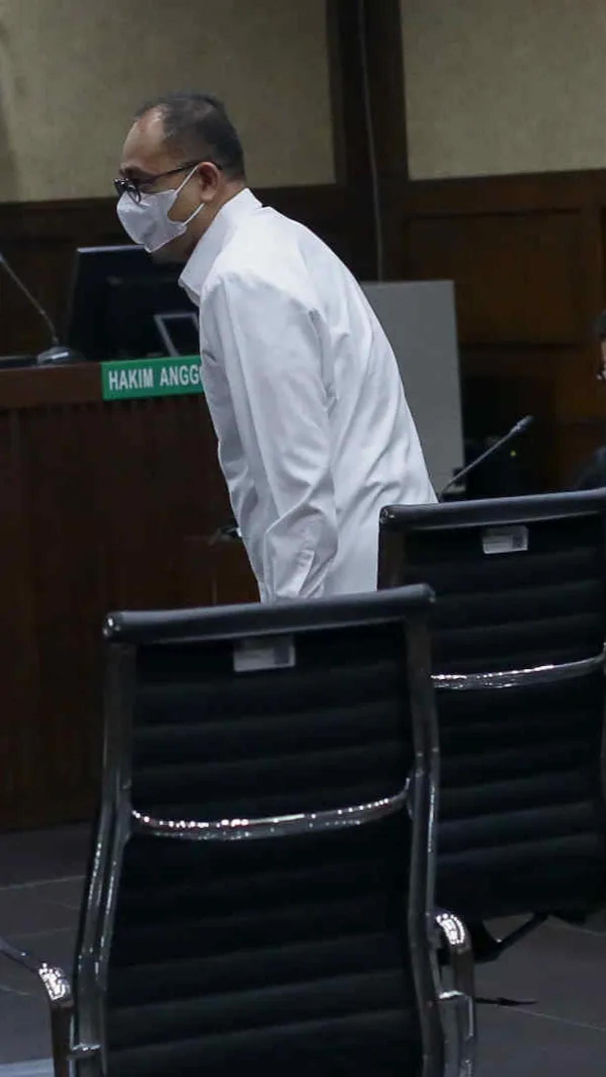 Saat menghadiri sidang, Rafael terlihat mengenakan kemeja putih dan masker saat akan duduk di kursi panas persidangan.