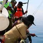 Wali Kota Tegal Siti Masitha Soeparno melihat langsung proses penurunan cantrang ke laut hingga penarikan kembali ke atas kapal. (Liputan6.com/Fajar Eko Nugroho)