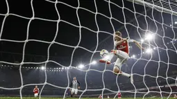 Pemain Arsenal, Nacho Monreal menghalau bola yang hampir masuk ke gawangnya saat melawan West Bromwich pada lanjutan Premier League di Emirates stadium, London (25/9/2017). Arsenal menang 2-0. (AP/Alastair Grant)