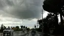 Langit di kawasan Yuba City memperlihatkan awan yang mulai membentuk tornado, California, AS, Selasa (22/10/12). Cuaca ektrem yang kini melanda California dan Nevada menyebabkan sejumlah wilayah banjir karena diserang hujan badai. (AP Photo/Chris Kaufman)