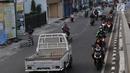Pengendara motor nekat berlawan arah di kawasan Klender, Jakarta, Kamis (11/7/2019). Demi mempersingkat jarak tempuh dan menghindari kemacetan, para pengendara sepeda motor di kawasan ini nekat berlawan arah yang sesungguhnya dapat mengancam keselamatan. (merdeka.com/Iqbal S. Nugroho)