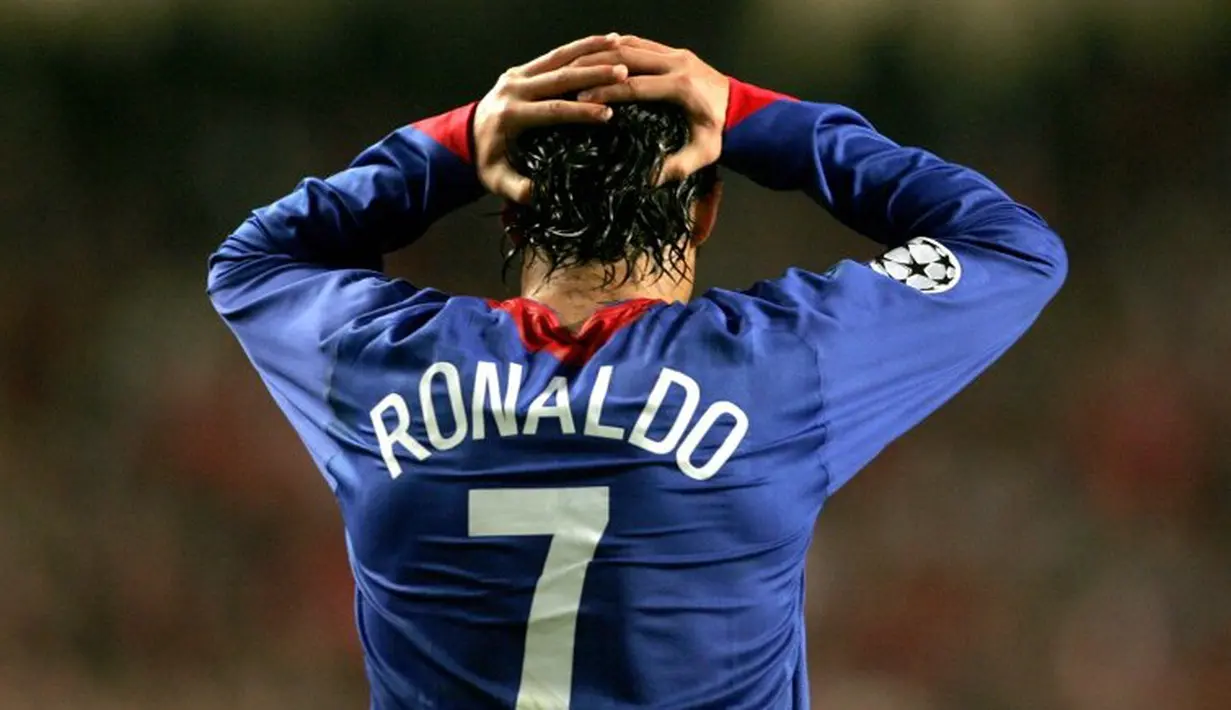Reaksi Cristiano Ronaldo saat bertanding melawan Benfica dalam laga Grup D Liga Champions di Stadion Lux, Lisbon, 7 Desember 2005. (AFP/Carl de Souza)