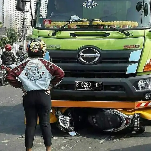 Kumpulan Emak-Emak Gegabah Menantang Pengguna Jalan Lain