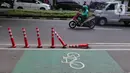 Kondisi stick cone pembatas jalur sepeda di Kawasan Jalan Penjernihan Jakarta, Sabtu (10/12/2022). Keadaan stick cone untuk pembatas jalur sepeda tersebut terlihat sudah rusak dan tidak terpasang dengan benar. (Liputan6.com/Angga Yuniar)