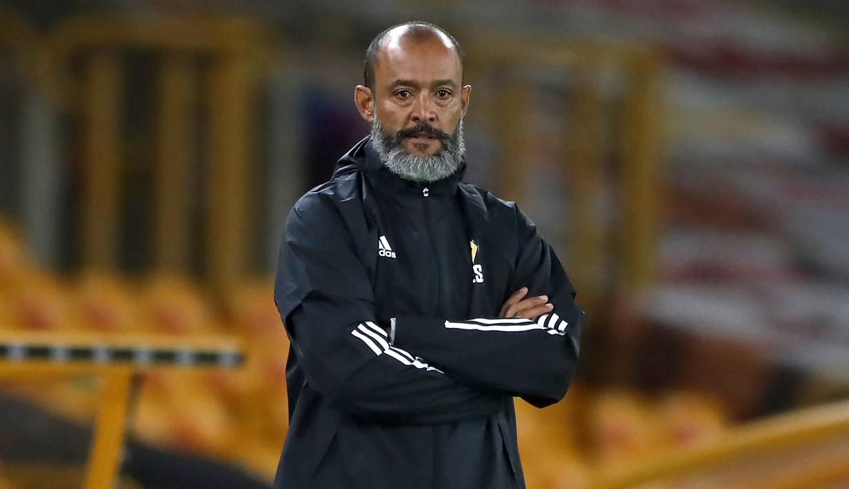 Pelatih Wolves, Nuno Espirito Santo, memperhatikan pemainnya saat menghadapi Stoke City pada laga kompetisi Piala Inggris di Malineaux Stadium, Jumat (18/9/2020) dini hari WIB. Wolves kalah 0-1 oleh Stoke City. (AFP/Nick Potts/pool)