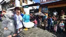 Anggota Saturno Club dengan kostum Ratatouille Remy dan Alfredo Linguini melakukan parade Dance of Costumes tahunan di Sumpango, Guatemala, Senin (30/12/2019). Parade kostum yang menampilkan karakter televisi dan film ini untuk memeriahkan malam pergantian tahun. (ORLANDO ESTRADA/AFP)