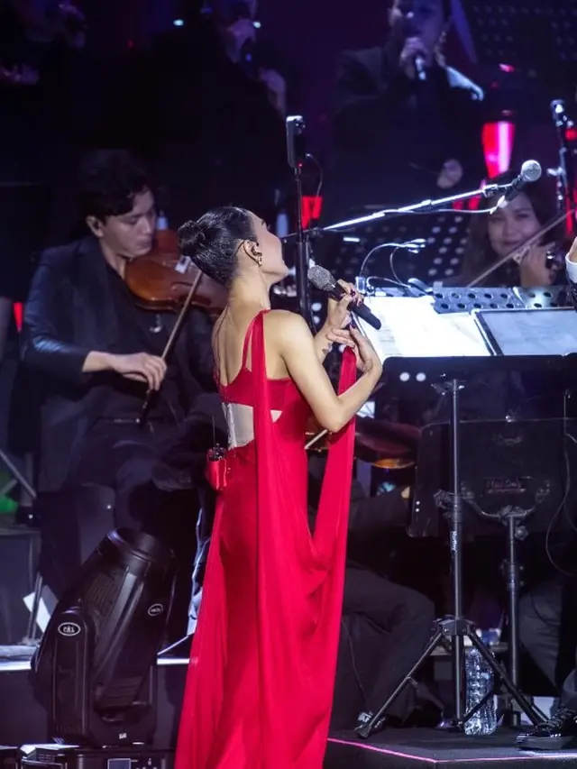Pesona Yuni Shara Pakai Dress Merah Panjang saat Konser Tunggal Perdana di Istora Senayan