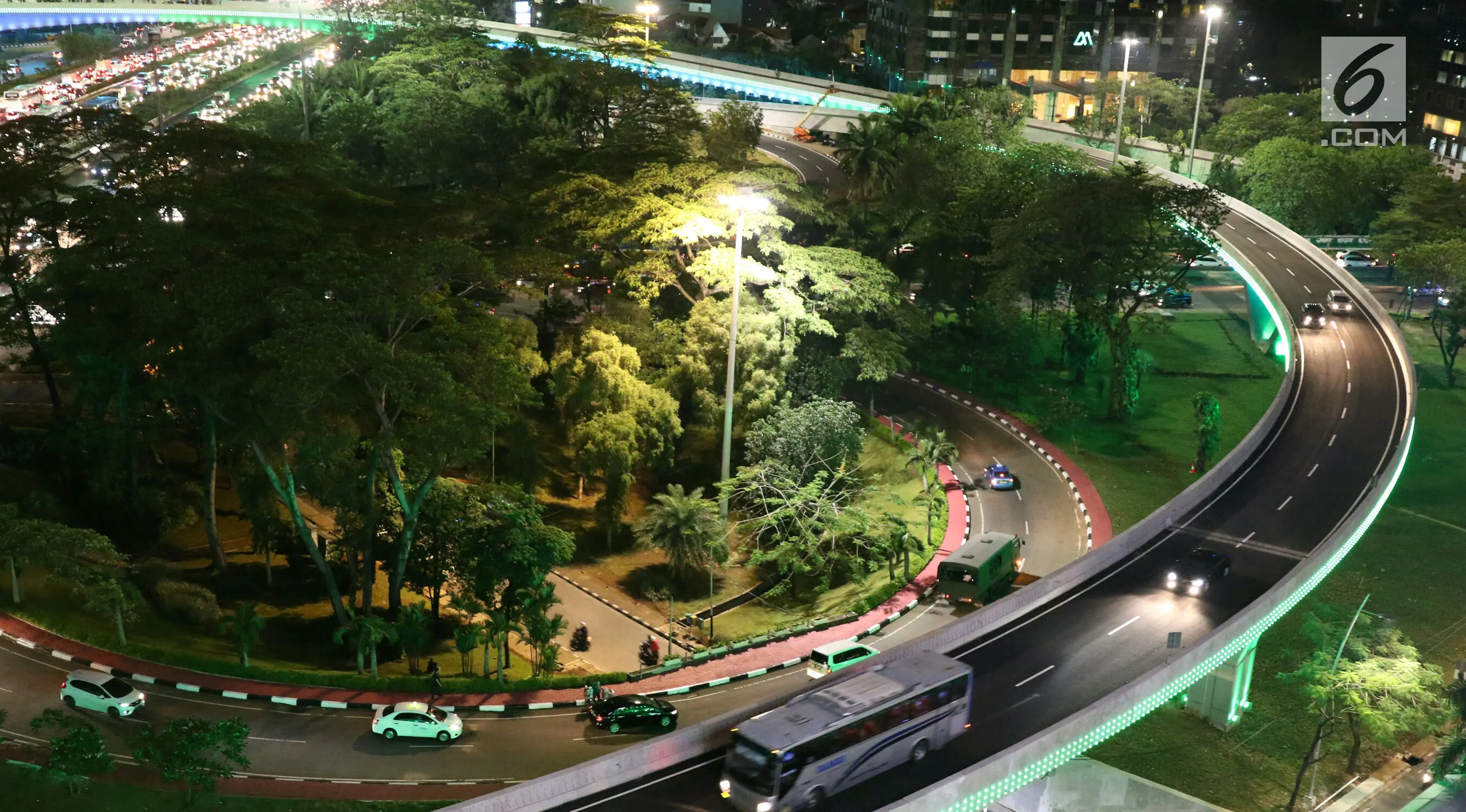 Sejumlah kendaraan melintasi Simpang Susun Semanggi di kawasan Semanggi, Jakarta, Jumat (28/7). Pemprov DKI telah melakukan 