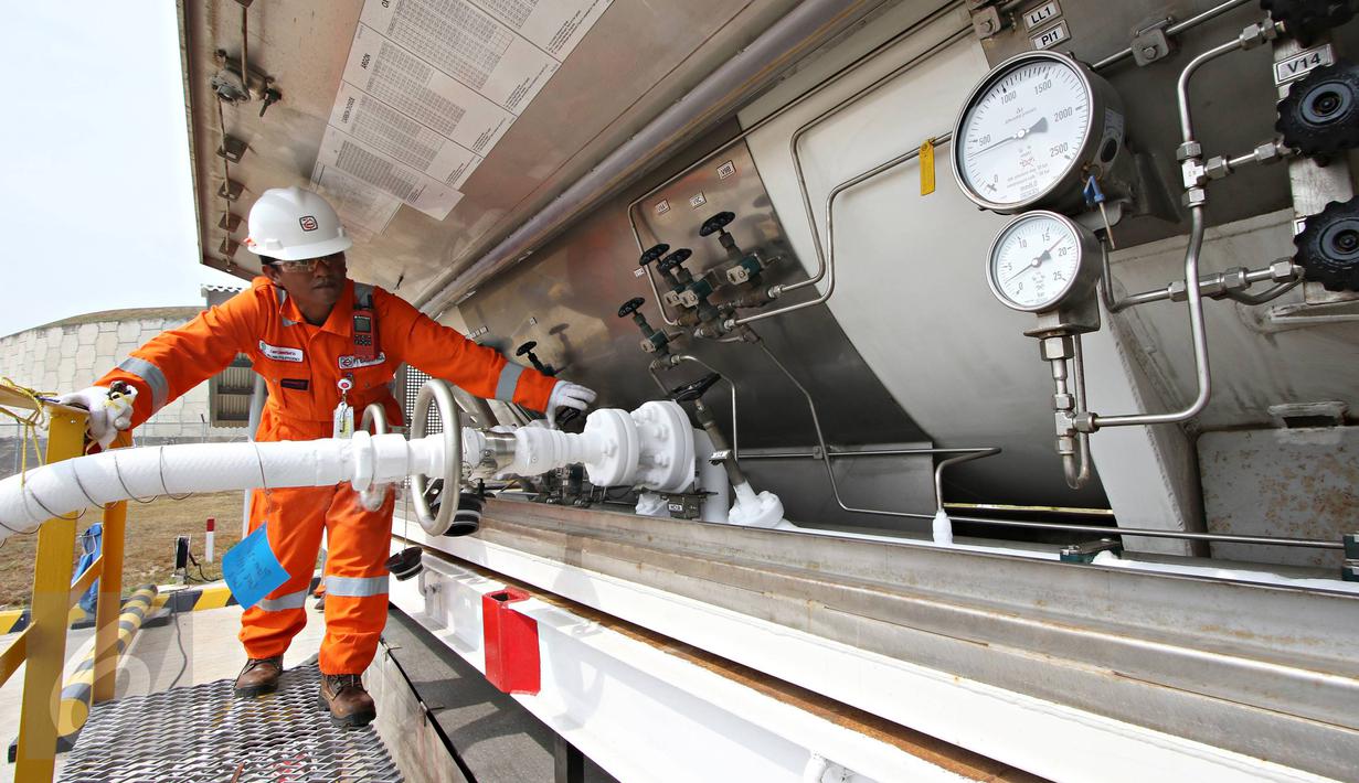 Petugas melakukan pengisian LNG dari Plant 26 di area kilang LNG Badak, Kaltim, Rabu (28/10). Pertagas terus melakukan terobosan dalam bisnis LNG yaitu dengan menggarap potensi pasar ritel LNG di Kalimantan.  (Liputan6.com/Immanuel Antonius)