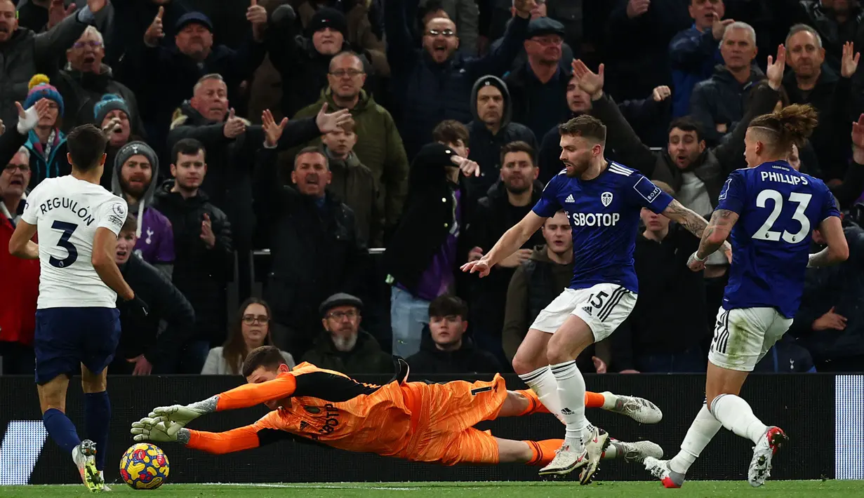 11 menit kemudian Sergio Reguilon berhasil membalikan keadaan usai memanfaatkan tendangan bebas yang mengenai tiang gawang didepan gawang Leeds United. (AFP/Adrian Dennis)