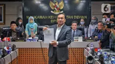 Anggota Komisi I Effendi Simbolon menunjukkan dokumen usai sidang putusan dugaan pelanggaran etik terkait ucapannya "TNI seperti gerombolan" di Kompleks Parlemen, Senayan, Jakarta, Kamis (15/9/2022). Dalam sidang tersebut, MKD DPR memutuskan untuk menghentikan kasus aduan terkait ucapan dari Effendi Simbolon. (Liputan6.com/Angga Yuniar)