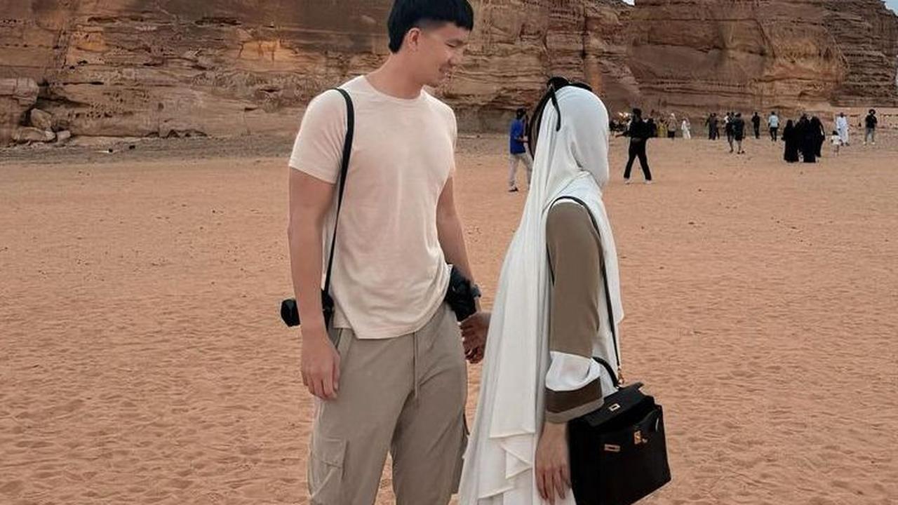 Foto-Foto Momen Nikita Willy Kunjungi Al Ula saat Umrah, Baby Issa Ceria di Gurun Pasir