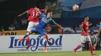 Kim Jeffrey Kurniawan berduel dengan Syahroni di Persib vs Persija (Yoppy Renato/Liputan6.com)