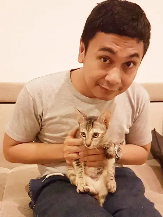 "Rumah gue yang sekarang gue tempati, itu dulu gue beli ada satu rumah, terus rumahnya ada bagian taman. Nah, taman itu gue beli, gue dirikan rumah gue yang sekarang," ujarnya. (Instagram/raditya_dika)