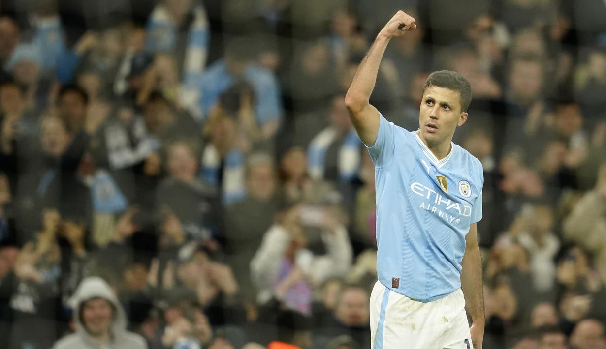 Selebrasi gelandang Manchester City, Rodri setelah mencetak gol pertama timnya ke gawang Aston Villa pada laga pekan ke-31 Premier League 2023/2024 di Etihad Stadium, Manchester, Rabu (3/4/2024) malam. (AP Photo/Dave Thompson)