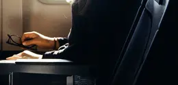Rawdogging penerbangan mengajak penumpang menikmati perjalanan tanpa hiburan digital sebagai cara untuk sejenak lepas dari berbagai distraksi. (Foto/Dok: Pexels)