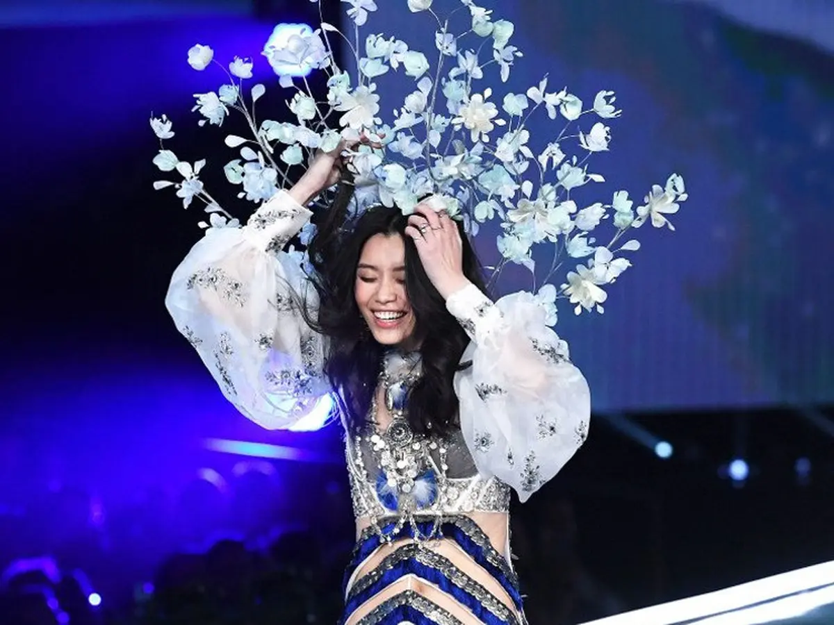 Model Jatuh dan 6 Fakta Seru Lain dari Fashion Show Victoria's Secret 2017  di Shanghai - Fashion Fimela.com