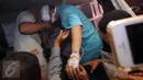 Penyidik KPK, Novel Baswedan menaiki ambulan di lobi Rumah Sakit Mitra Keluarga Kelapa Gading, Jakarta, Selasa (11/4). Novel yang menjadi korban penyiraman air keras, dipindahkan ke rumah sakit mata Jakarta Eye Center (JEC). (Liputan6.com/Johan Tallo)
