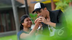 Kevin Julio terlihat sangat akrab dengan salah satu fansnya saat program Ngedate Bareng Artis yang diselenggarakan oleh Liputan6.com, Jakarta, Rabu (1/4/2015). (Liputan6.com/Faisal R Syam)