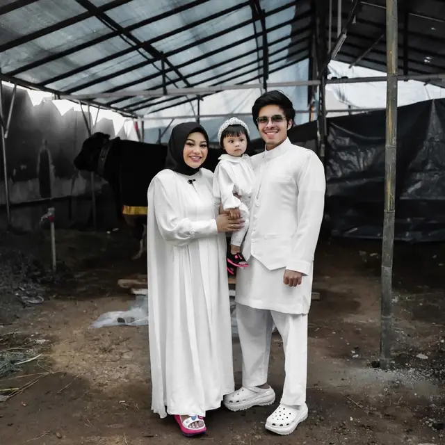 Potret 6 Keluarga Artis Pakai Baju Senada di Hari Raya Idul Adha, Makin Kompak