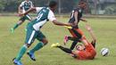 Pemain Villa 2000 terjatuh saat berebut bola dengan pemain PS TNi pada laga uji coba di Lapangan Mako Kostrad, Cilodong, Depok, Rabu (13/4/2016). (Bola.com/Nicklas Hanoatubun)