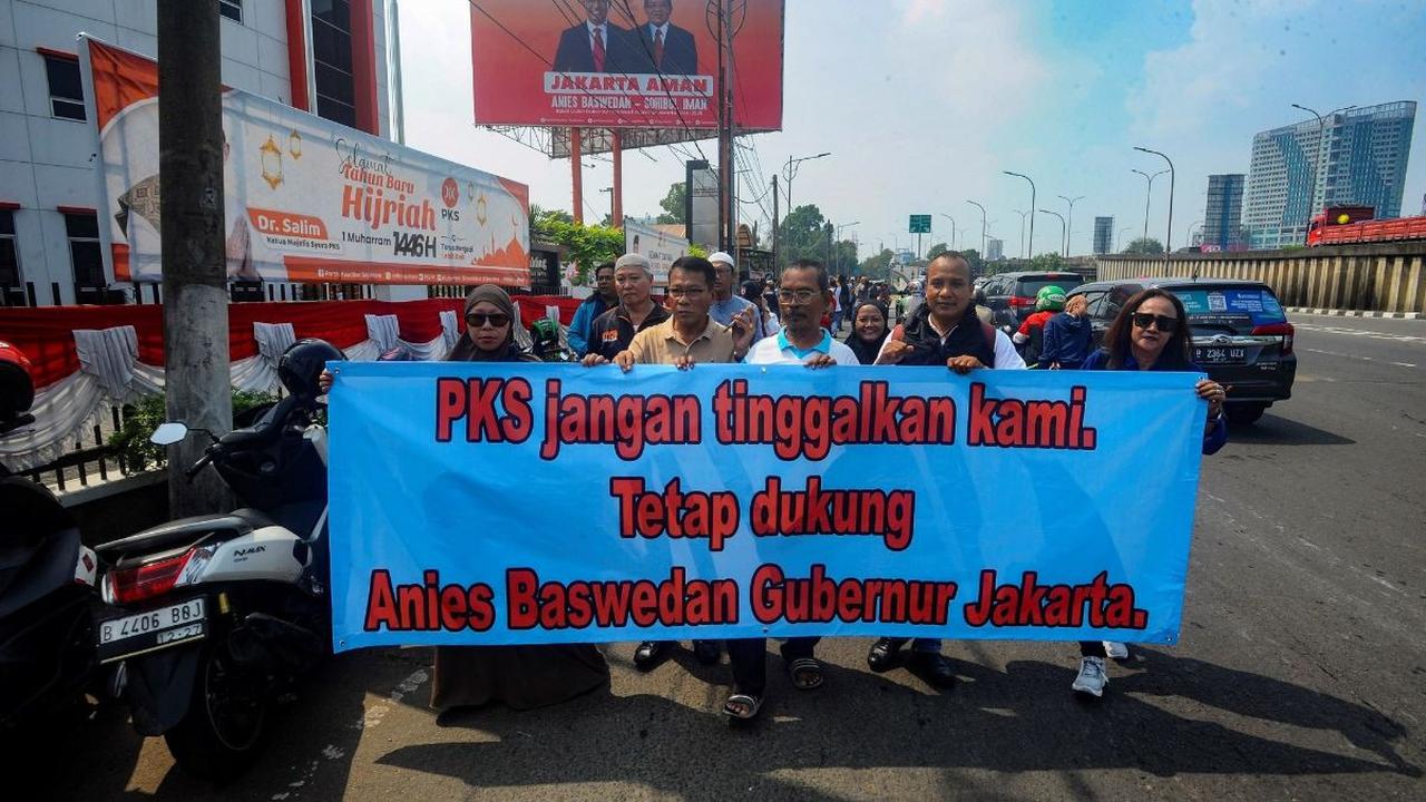 FOTO: Isu PKS Akan Merapat ke Koalisi Indonesia Maju, Massa Demonstran Datangi Markas PKS Bentangkan Poster 'Setia Pada Rakyat