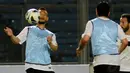 Mantan pemain Timnas Jepang yang pernah berlaga di klub AS Roma, Hidetoshi Nakata, berusaha mengontrol bola dengan dada saat berlatih bersama tim Football Legends di Stadion GBK Jakarta, (6/6/2014). (Liputan6.com/Helmi Fithriansyah)