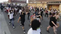 Pengunjuk rasa berbaris di Kenosha, Wisconsin, Amerika Serikat, Senin (24/8/2020). Protes dipicu oleh penembakan Jacob Blake oleh petugas polisi Kenosha sehari sebelumnya. (Rick Wood/Milwaukee Journal-Sentinel via AP)