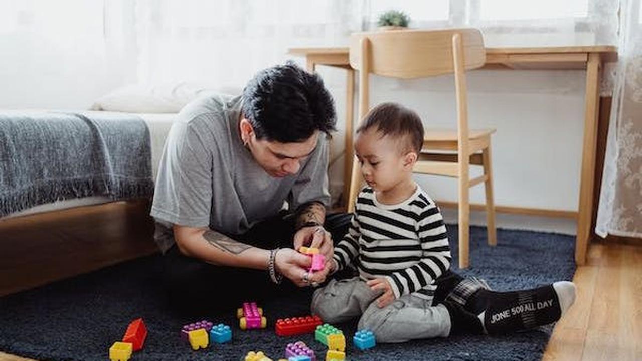 Duduk dengan posisi huruf W atau W sitting ini sangat disukai anak-anak karena pada posisi ini tulang yang menciptakan ruang yang lebih lebar untuk menopang badan mereka. Pada posisi ini juga mereka merasa stabil dan fleksibel sehingga bisa lebih berkonse