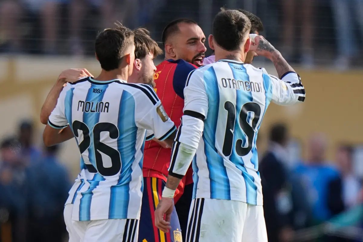 Pemain Argentina Nicolas Otamendi (19) dan Nahuel Molina (26) terlibat keributan dengan seorang pemain Spanyol