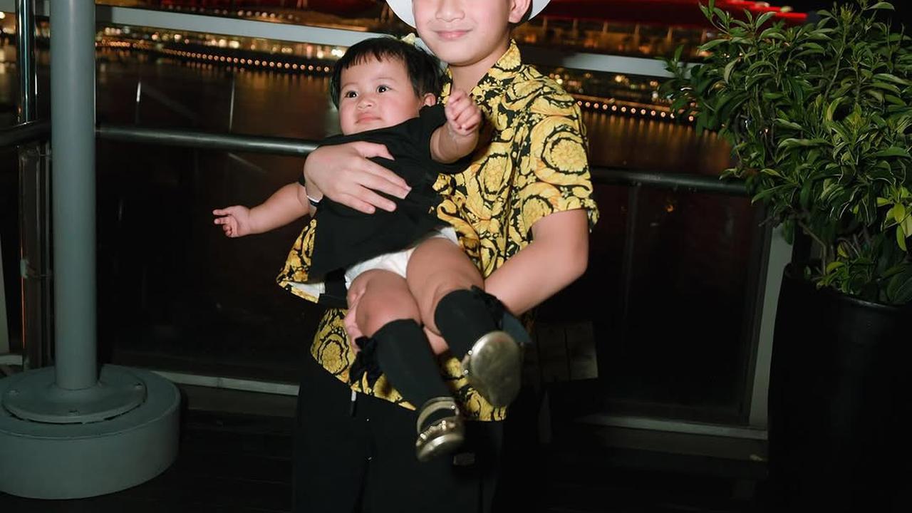 Potret Gemas Rafathar Gendong Lily, Ekspresinya Bikin Netizen Tersentuh