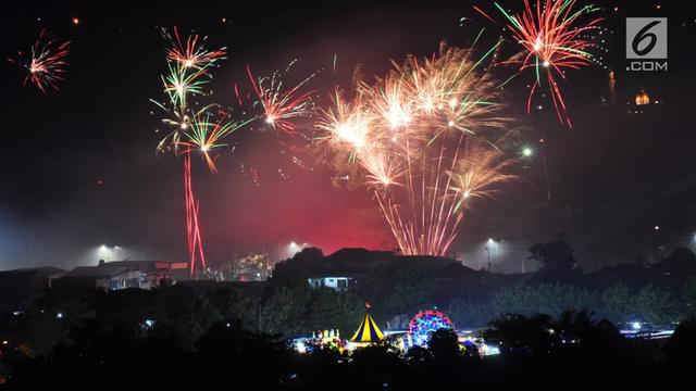 Kembang Api Warna-warni Meriahkan Tahun Baru di Candi Prambanan