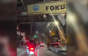 Alasan Truk Tabrak JPO Tendean Belum Bisa Dievakuasi Pagi Ini