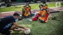 Pelatih dan pemain Tim Macan Amputasian mengenakan masker untuk mencegah penularan COVID-19 saat berlatih di Jakarta, Sabtu (28/11/2020). Latihan tersebut dilakukan dalam rangka persiapan Piala Gubernur DKI tahun 2021 (Liputan6.com/Faizal Fanani)