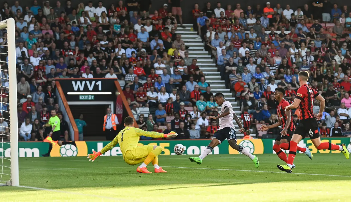 Pemain Arsenal Gabriel Jesus (tengah) mencetak gol ke gawang Bournemouth yang kemudian dianulir karena posisi offside pada pertandingan sepak bola Liga Premier Inggris di Stadion Vitality, Bournemouth, Inggris, 20 Agustus 2022. Arsenal menang 3-0. (Glyn KIRK/AFP)